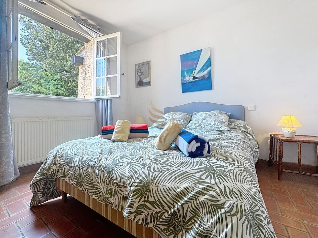 Iron/ironing board, bed sheets