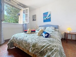 Iron/ironing board, bed sheets