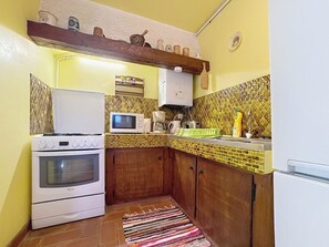 Fridge, microwave, oven, coffee/tea maker