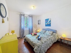 2 bedrooms, iron/ironing board, bed sheets