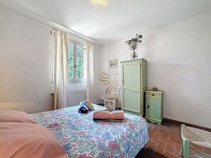 2 bedrooms, iron/ironing board, bed sheets