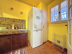 Fridge, microwave, oven, coffee/tea maker
