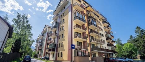 Located on Strada Lalelelor, this charming building provides a quiet yet central stay in Sinaia, with easy access to local shops, parks, and restaurants.