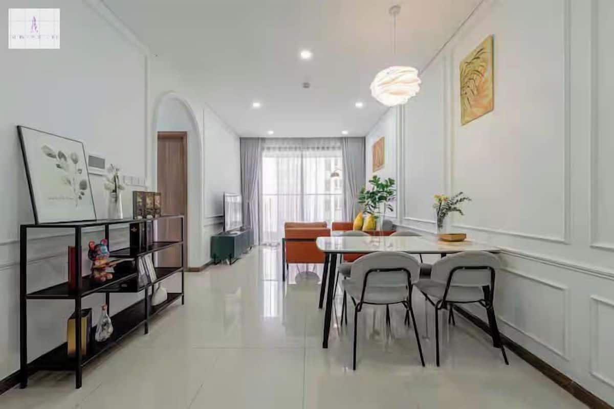 Appartement Deluxe, 1 très grand lit, vue sur la ville | Aire de séjour | Téléviseur à écran plat de 24 po avec télévision par câble, livres