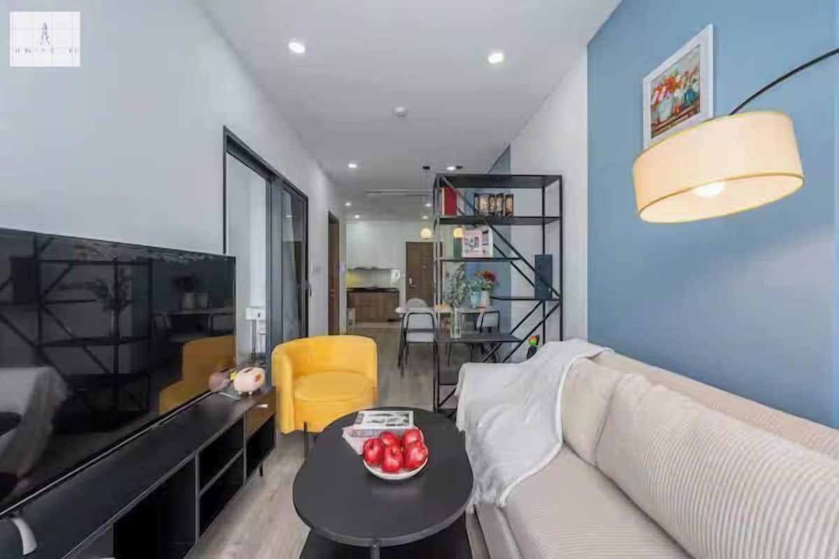 Appartement Prestige, 1 chambre, vue sur la ville | Aire de séjour | Téléviseur à écran plat de 24 po avec télévision par câble, livres