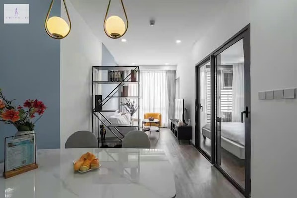 Appartement Prestige, 1 chambre, vue sur la ville | Aire de séjour | Téléviseur à écran plat de 24 po avec télévision par câble, livres