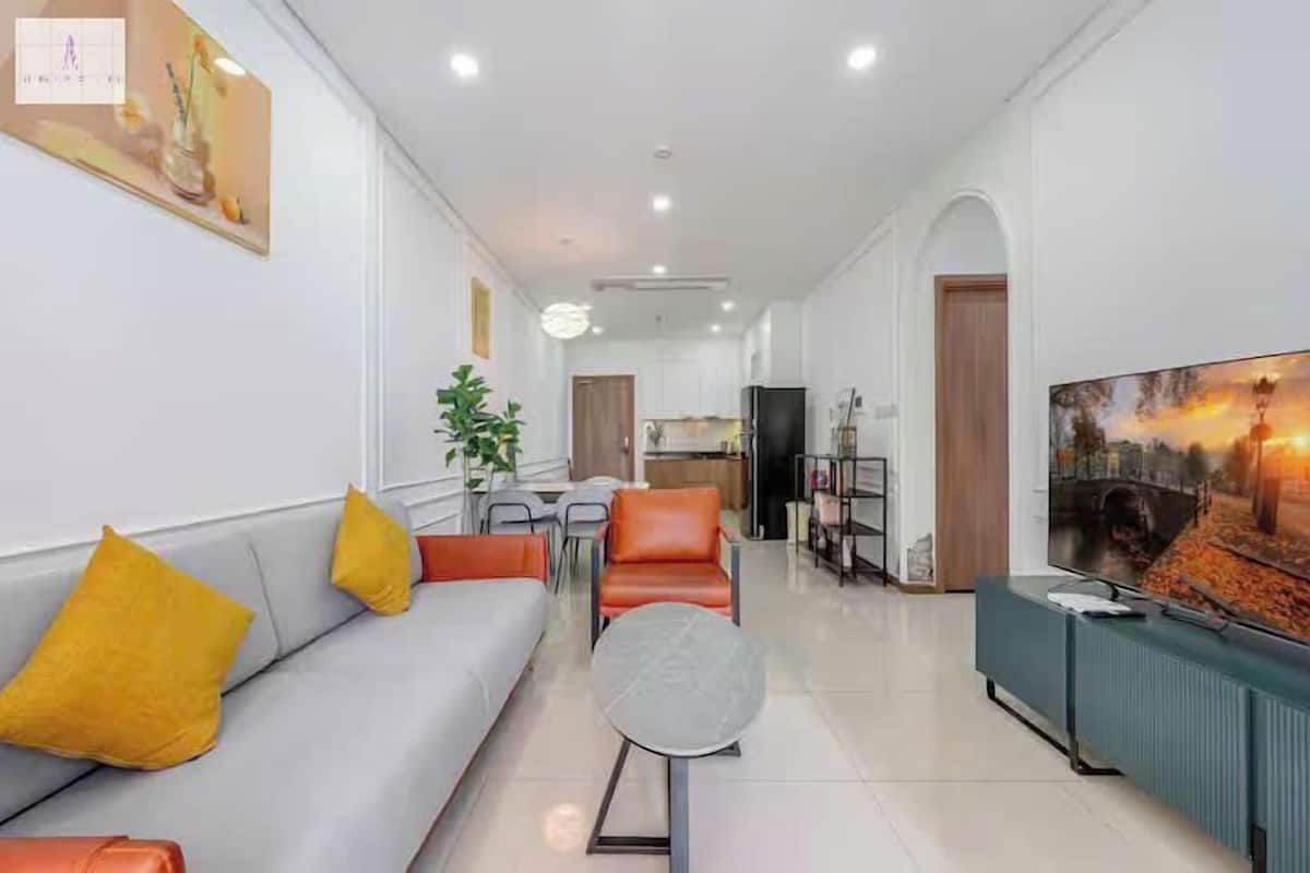 Appartement présidentiel, 2 chambres, vue sur la ville | Aire de séjour | Téléviseur à écran plat de 24 po avec télévision par câble, livres