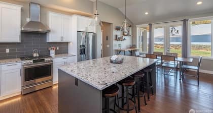 Get away from it all at Smith Cove. A 4 bedroom oasis overlooking Banks Lake