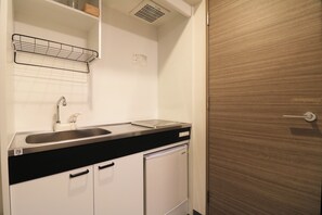 Geladeira grande, micro-ondas, cooktop, torradeira
