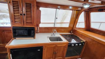 Een koelkast, een magnetron, een oven, een kookplaat