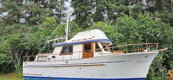 Image of The Nautical Nights - A welcoming 2-bedroom boat with WiFi in scenic Seward