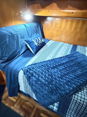 2 bedrooms, desk, iron/ironing board, free WiFi - Nautical Nights - House Boat (Seward)