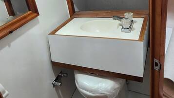 Haartrockner, Handtücher, Seife, Toilettenpapier