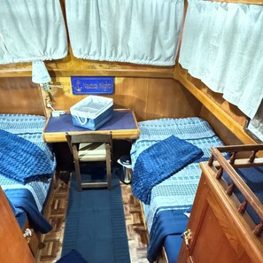 2 bedrooms, desk, iron/ironing board, free WiFi - Nautical Nights - House Boat (Seward)