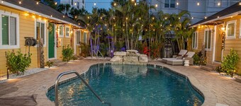 Steps to Beach, Heated Pool, 2 Queen Beds, 2BA