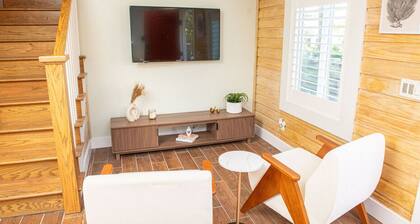 Steps to Beach, Heated Pool, 2 Queen Beds, 2BA