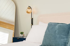 1 habitación, tabla de planchar con plancha y cuna de viaje