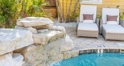 King Bed, Step to Madeira Beach, Heated Pool, Private