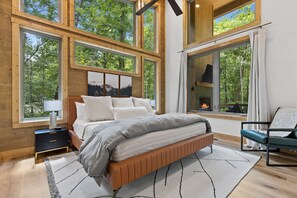 4 室のベッドルーム、セーフティボックス (室内)、旅行用ベビーベッド、WiFi (無料)