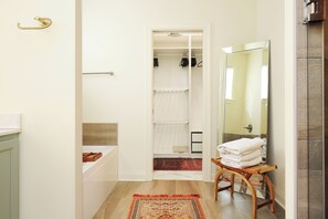 Haartrockner, Handtücher, Seife, Toilettenpapier