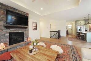 Smart TV y chimenea 