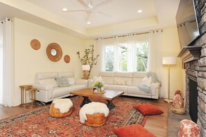 Smart TV, fireplace