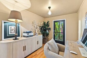 Una Smart TV, una chimenea