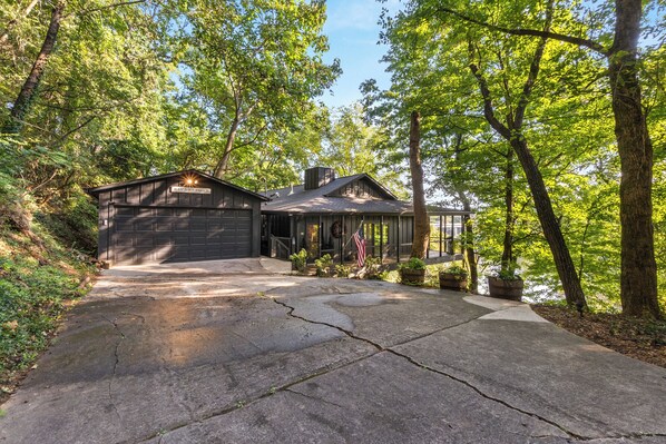 Exterior - *NEW* Waterfront Treehouse - Sweeping Views on 2.5 Acres (Knoxville)