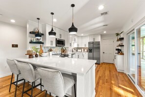 Mikrobølgeovn, ovn, kokeplater og oppvaskmaskin