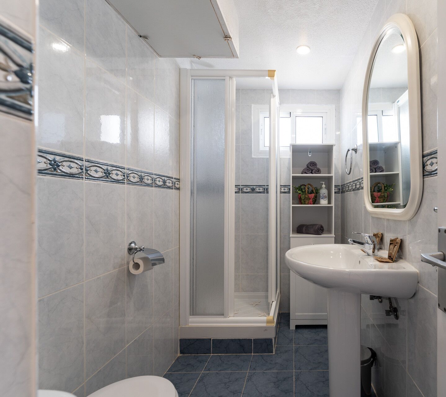 Dusj, hårføner og håndklær