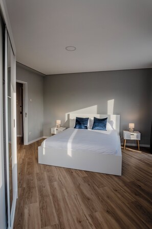 3 habitaciones, tabla de planchar con plancha y cuna de viaje