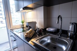 Frigorifero, microonde, forno, piano cottura