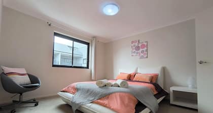 Comfy 2-bedroom 2-balcony apartment / Close to CBD / Train and Metro easy reach