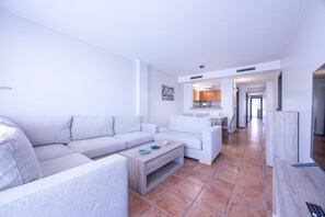 TV - Ref. CLOTA MAR: Spacious flat with sea view, swimming pool and parking 150 metres from the beach (Escala (L'))