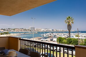 Outdoor dining - Ref. CLOTA MAR: Spacious flat with sea view, swimming pool and parking 150 metres from the beach (Escala (L'))