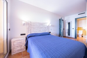 3 bedrooms - Ref. CLOTA MAR: Spacious flat with sea view, swimming pool and parking 150 metres from the beach (Escala (L'))