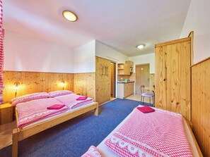 5 bedrooms, desk, Internet