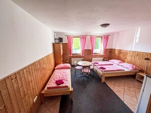 5 soveværelser, skrivebord, internetforbindelse