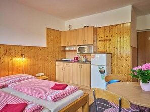 5 bedrooms, desk, Internet