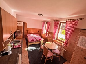 2 sovrum, skrivbord och internet
