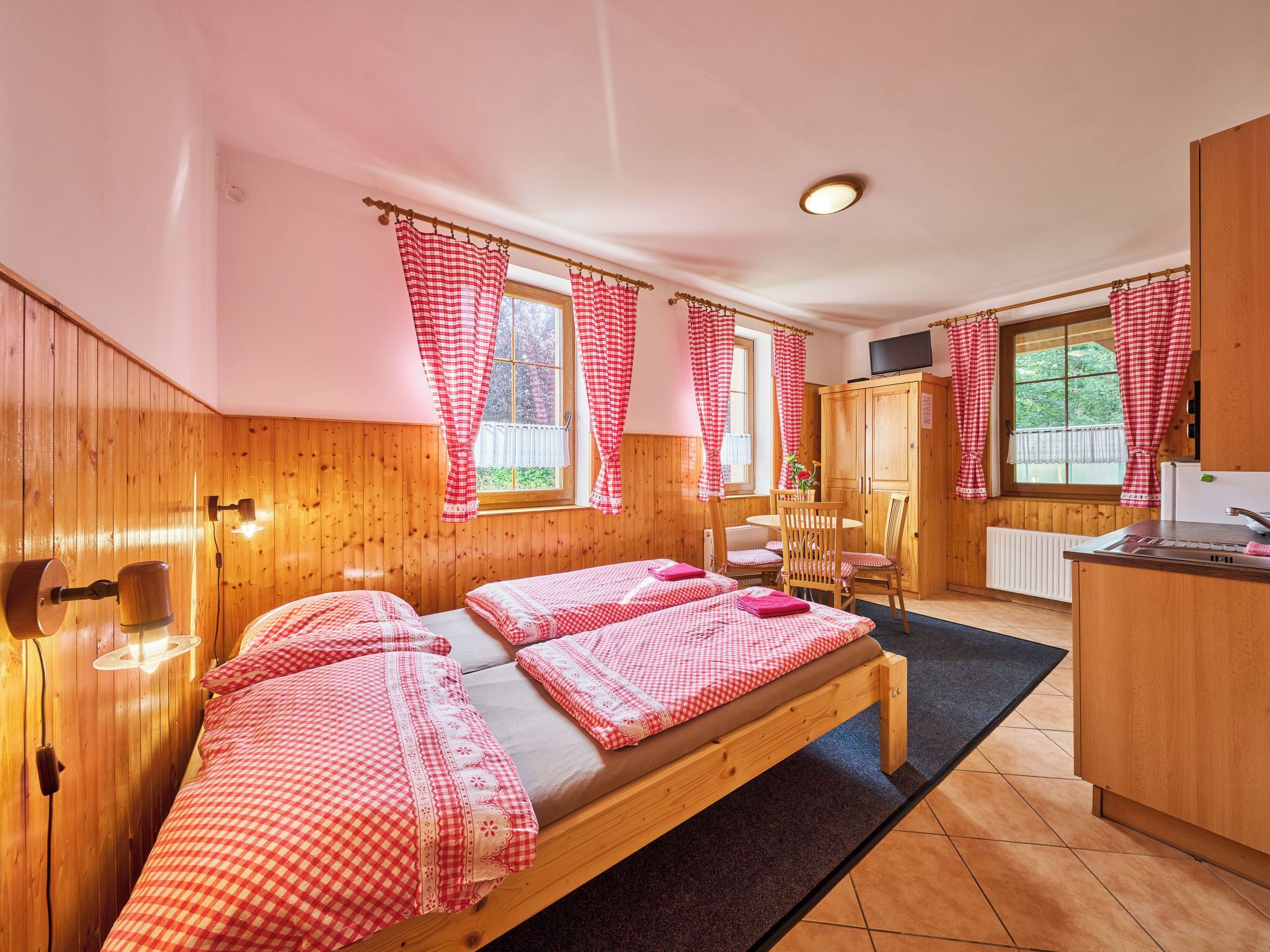 2 bedrooms, desk, internet