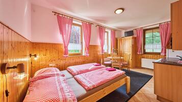 2 bedrooms, desk, internet