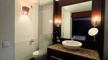 Douche, sèche-cheveux, serviettes fournies, savon