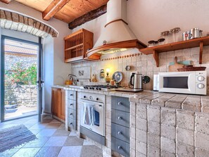 Kylskåp, mikrovågsugn, ugn och grytor/köksredskap