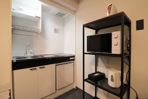 Full-sized fridge, microwave, stovetop, toaster