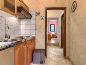 Fridge, cookware/dishes/utensils