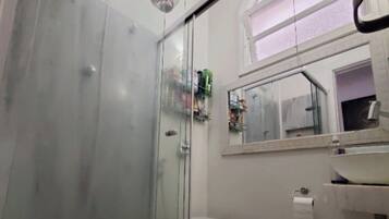 Toalhas de banho, sabonete, papel higiênico