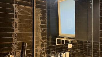 Comfort-Doppel- oder -Zweibettzimmer, Blick auf den Innenhof | Badezimmer