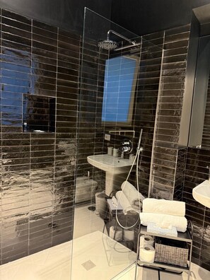 Comfort Double or Twin Room, Courtyard View | Bathroom | Shower, hair dryer, bathrobes, towels - Tresette Porta Capuana (Naples)