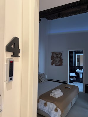 Comfort Double or Twin Room, Courtyard View | Living area | TV - Tresette Porta Capuana (Naples)
